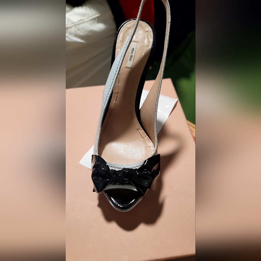 Miu Miu White and Black Patent Crackled Leather Slingback Heels with Bow Size 39